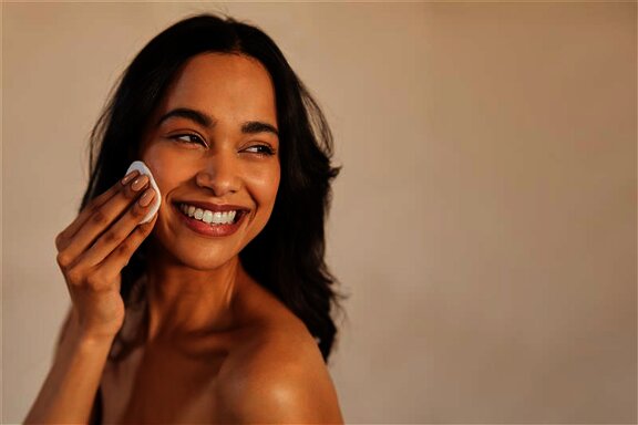 žena njeguje lice_Inglot