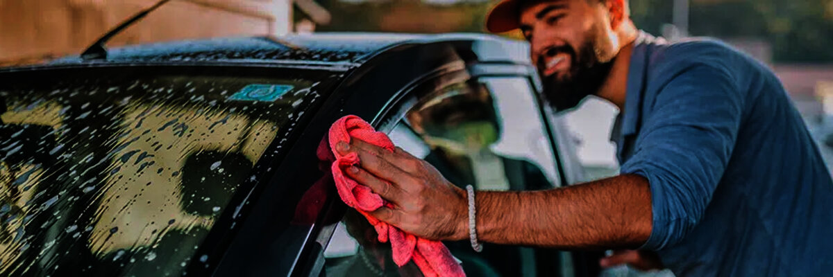 Čovjek pere auto_Rox