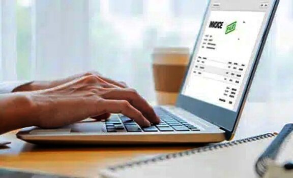 Osoba pracuj&iacute;c&iacute; na notebooku