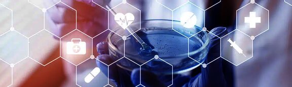 znanstvenik koji drži petrijevu zdjelicu s digitalnim medicinskim ikonama