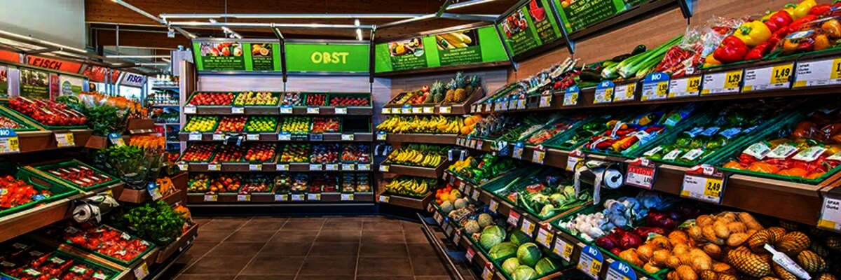 Full fruit and vegetable shelves in the supermarket - EDITEL's web EDI portal improves process flows