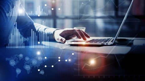 Osoba radi na laptopu_komunikacija