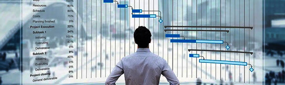 Čovjek koji stoji ispred virtualnog plana projekta_ Pogled &bdquo;IZA&ldquo; - odjel za dostavu EDI projekta 