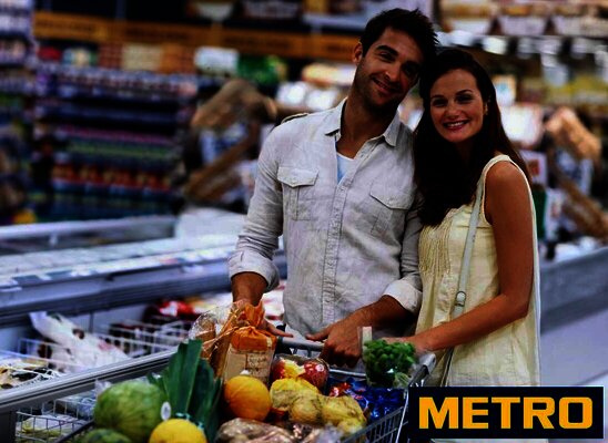 mlad&yacute; p&aacute;r na n&aacute;kupoch v spoločnosti Metro