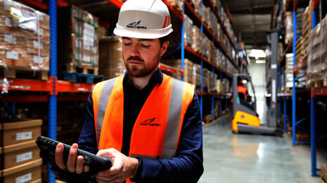 Mitarbeiter in einer Lagerhalle von Yusen Logistics