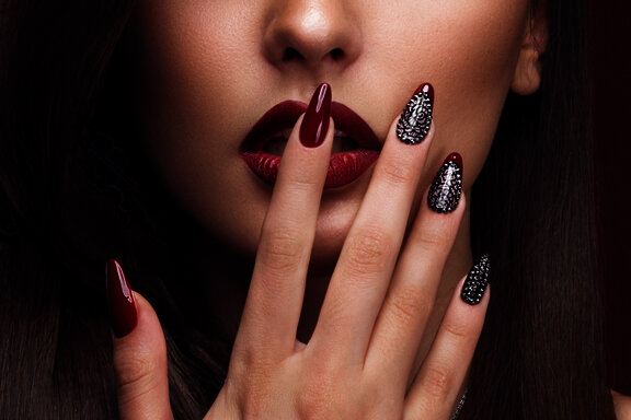 na&scaron;minkana žena sa nalakiranim noktima