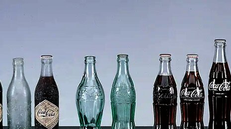 Verschiedene Flaschen - leer und mit Coca Cola 
