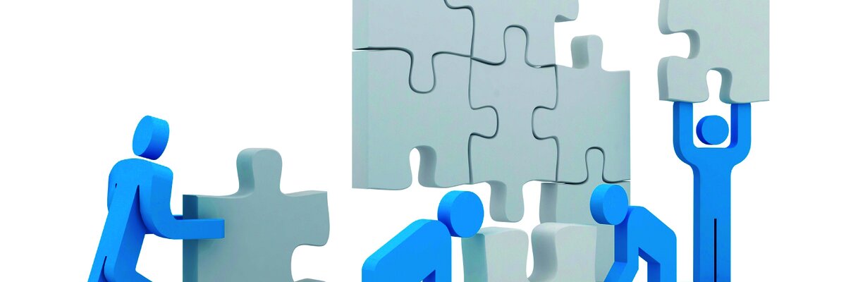 plave figure slažu puzzle