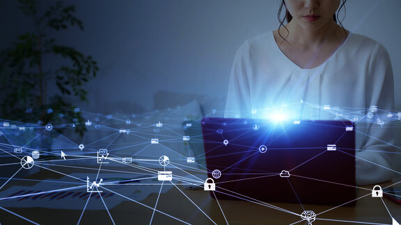 Žena radi na laptopu