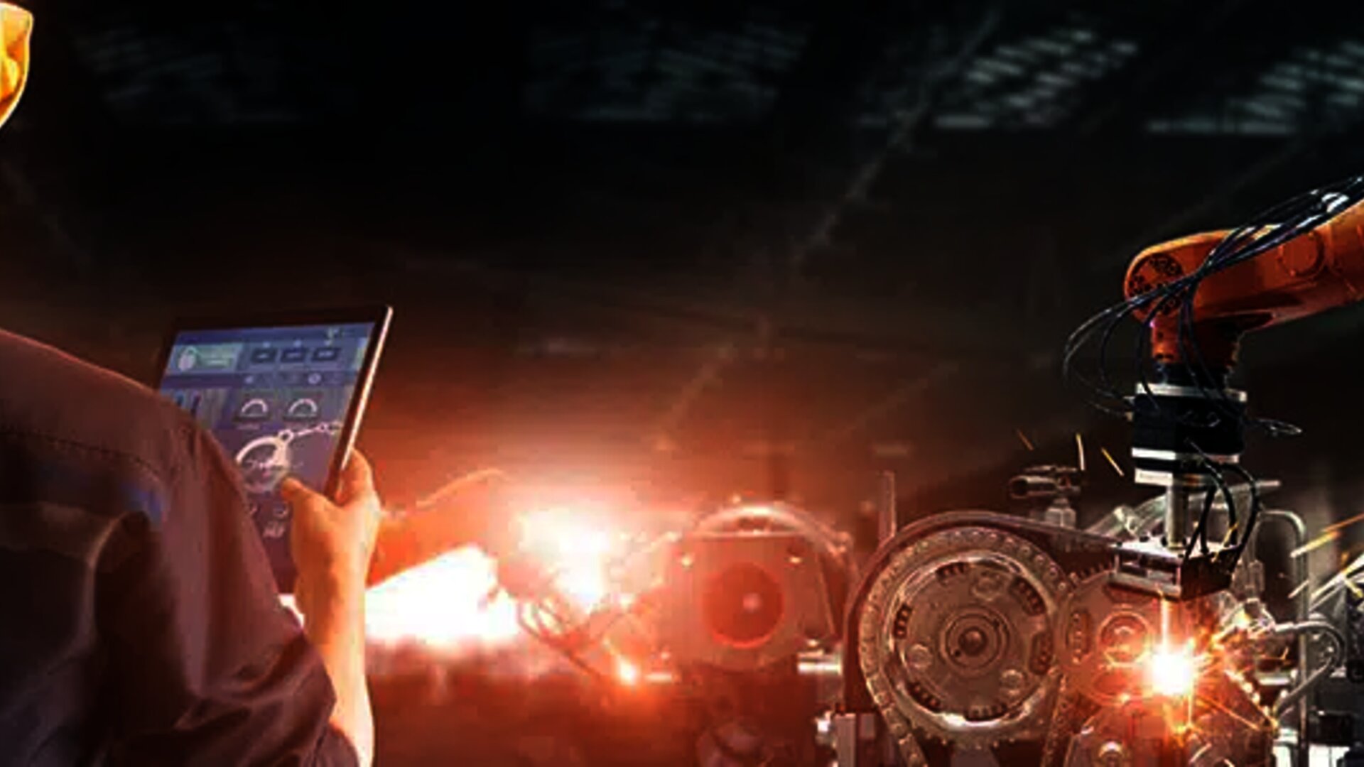 pracovn&iacute;k v automobilovom priemysle pozer&aacute; na tablet, vo v&yacute;zname GEWE-TEC využ&iacute;va EDI vo svete automotive