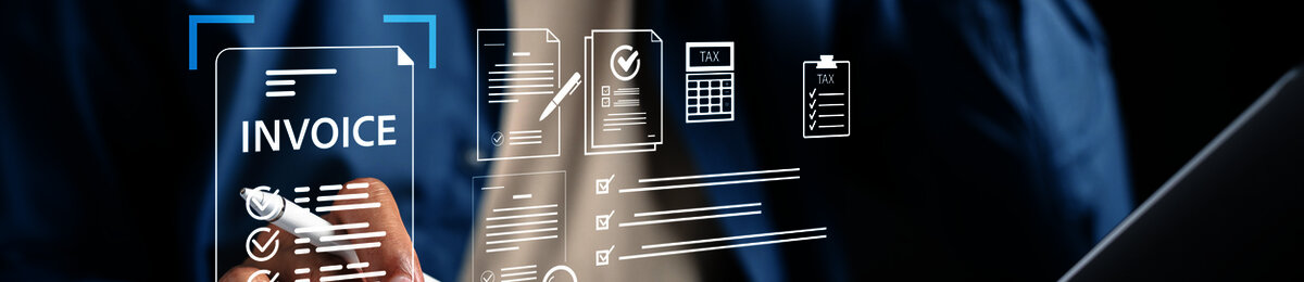 Mitarbeiter nutzt Laptop und Taschenrechner mit digitalen Symbolen f&uuml;r eInvoicing, automatisierte Rechnungsverarbeitung und Steuerdokumente.