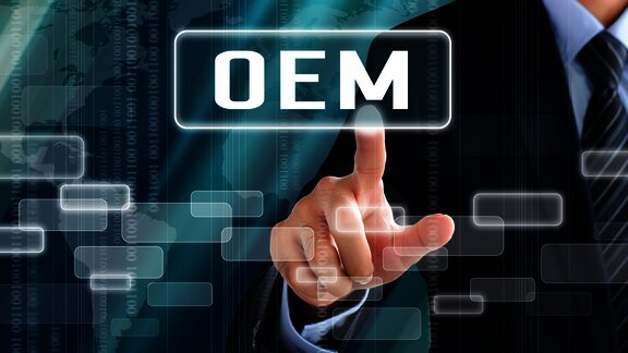 muž poukazuj&iacute;c&iacute; na OEM