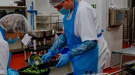 person&aacute;l pracuj&uacute;ci v kuchyni dod&aacute;vateľa hotov&yacute;ch jed&aacute;l Rastenberger