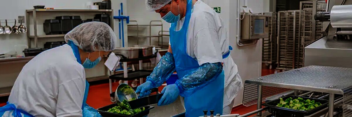 zaměstnanci pracuj&iacute;c&iacute; v kuchyni dodavatele hotov&yacute;ch j&iacute;del Rastenberger