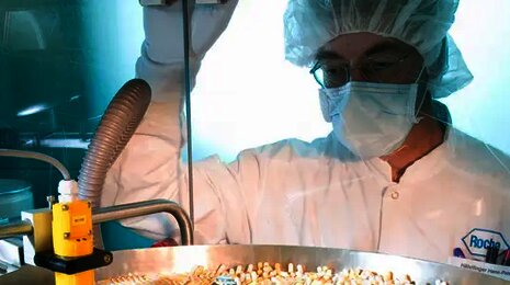 Person-in-the-production-of-tablets