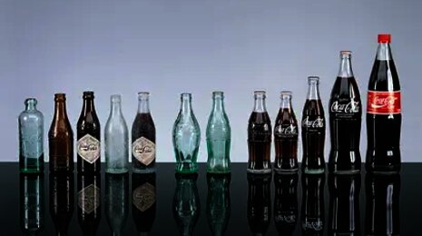 Verschiedene Flaschen - leer und mit Coca Cola 