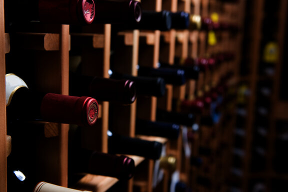 Boce vina u vinskom stalku - EDI podiže zadovoljstvo kupca