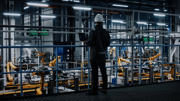 pracovn&iacute;k z prostredia automobilov&eacute;ho priemyslu kontroluje produkciu pomocou edi