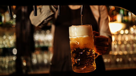 Barmen toči pivo