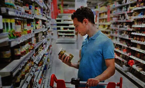 Čovjek kupuje u trgovini