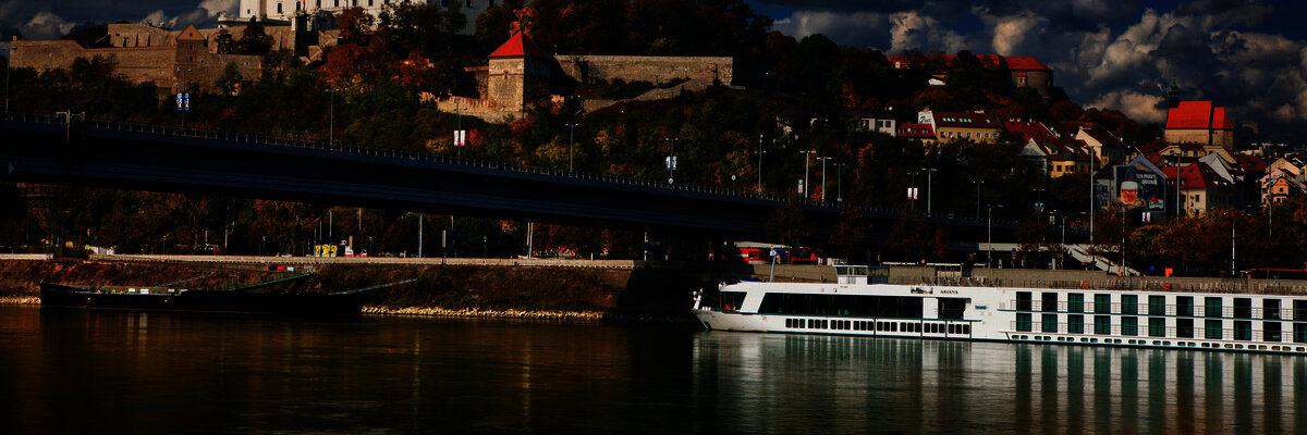 pohľad na dunaj z lode vo v&yacute;zname spap