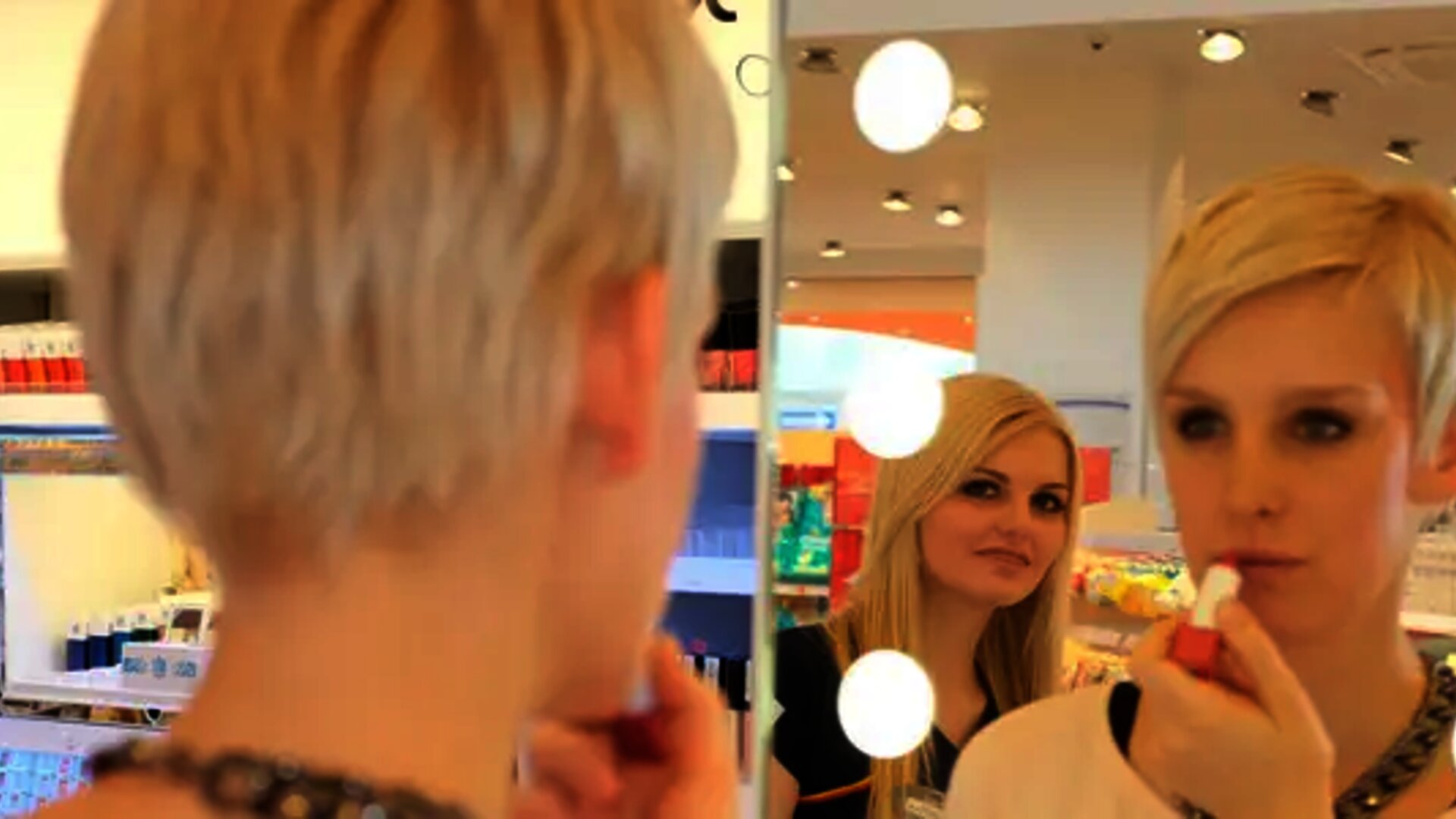 Kundin in einer dm Filiale - symbolisiert die EDI-Abl&auml;ufe bei dm