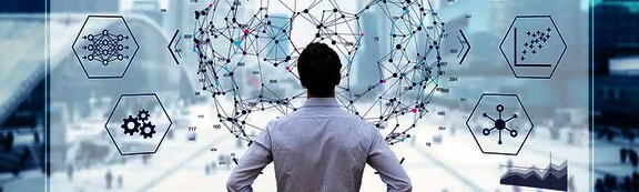 Čovjek stoji ispred digitalnog sučelja-platforma exite